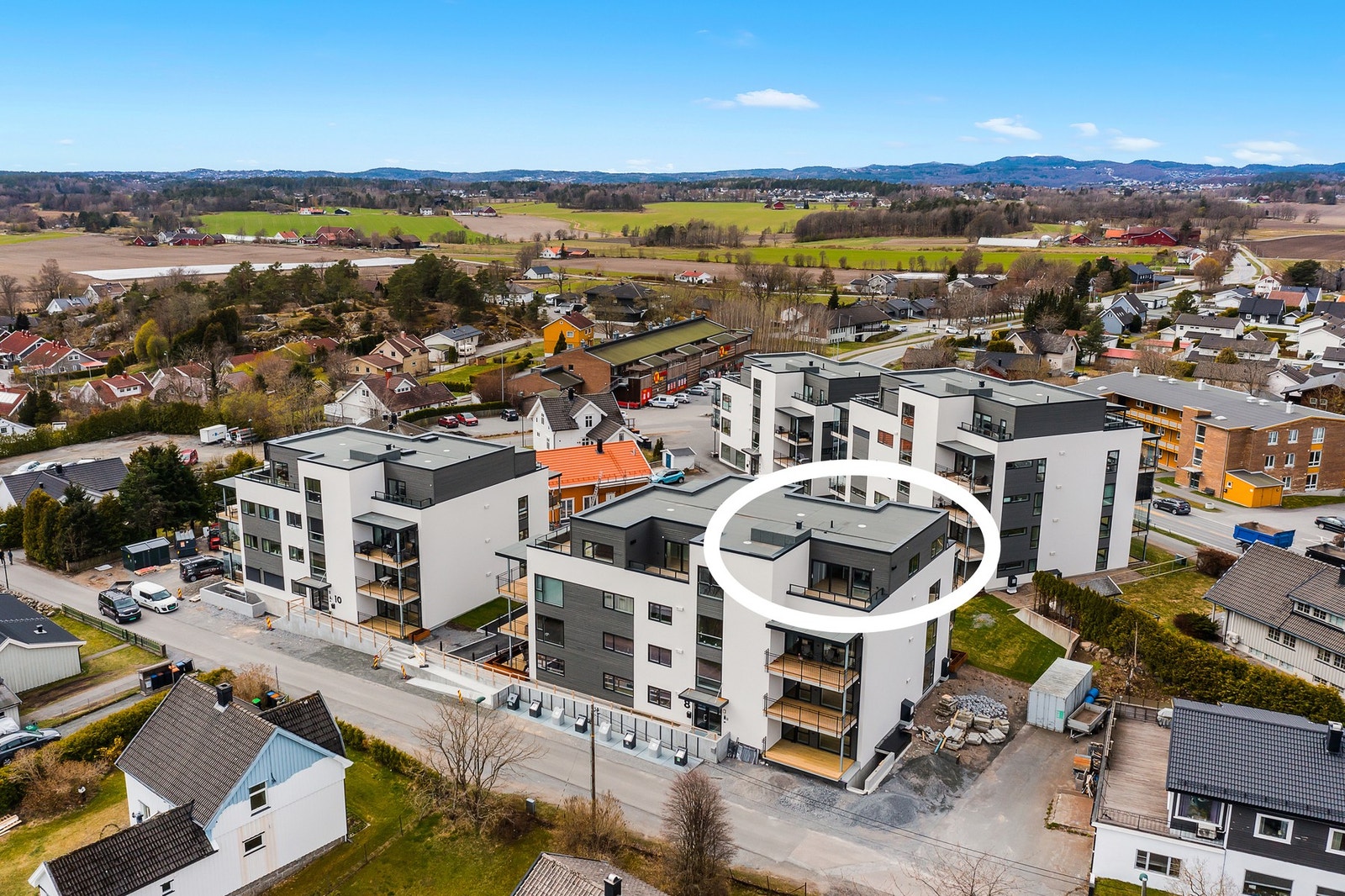 Her bor du med gangavstand til matbutikk og legekontor, samt kort vei til skole, barnehage og idrettsanlegg. Galleribilde