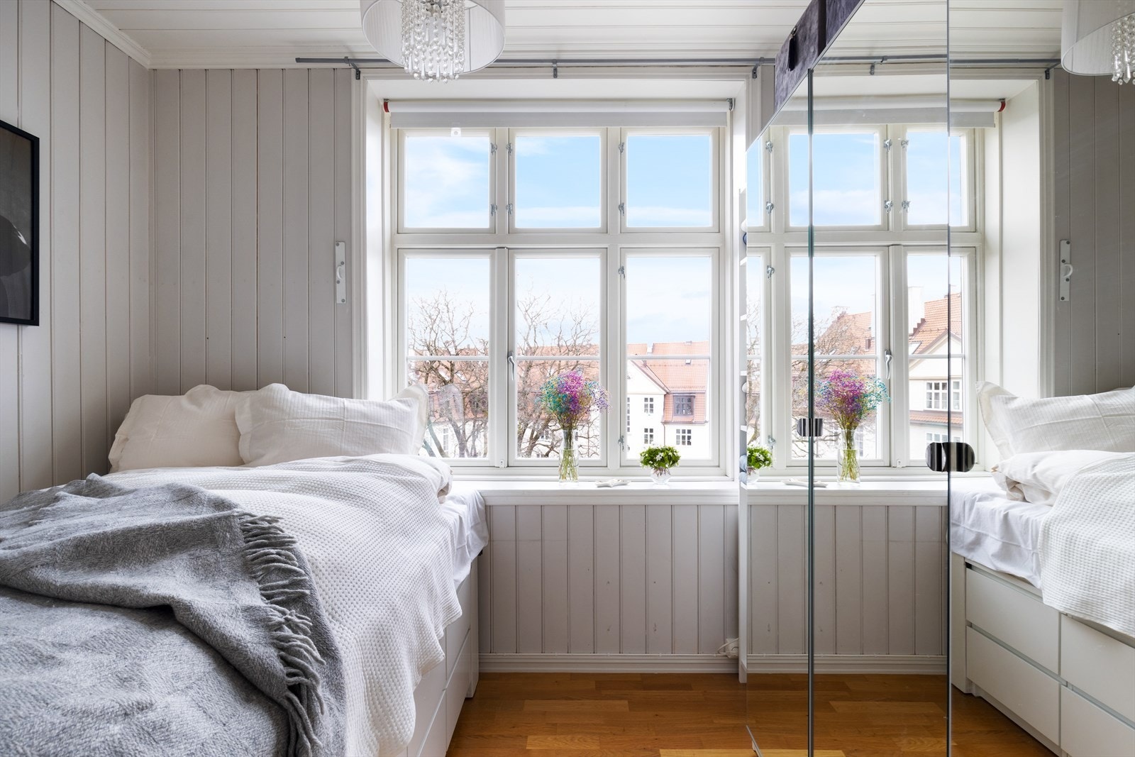 ... og garderobeskap på den andre siden. Merk også skuffeseksjon under sengen Galleribilde