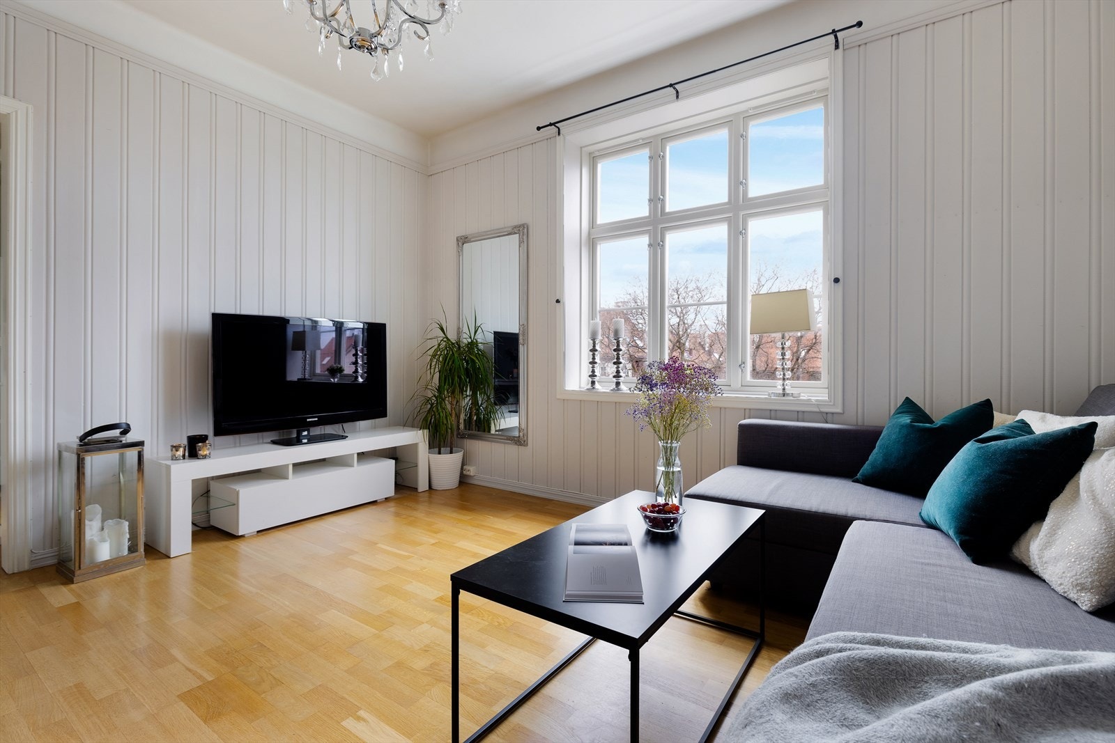 Leiligheten har krokskogpanel som ivaretar gårdens klassiske preg Galleribilde