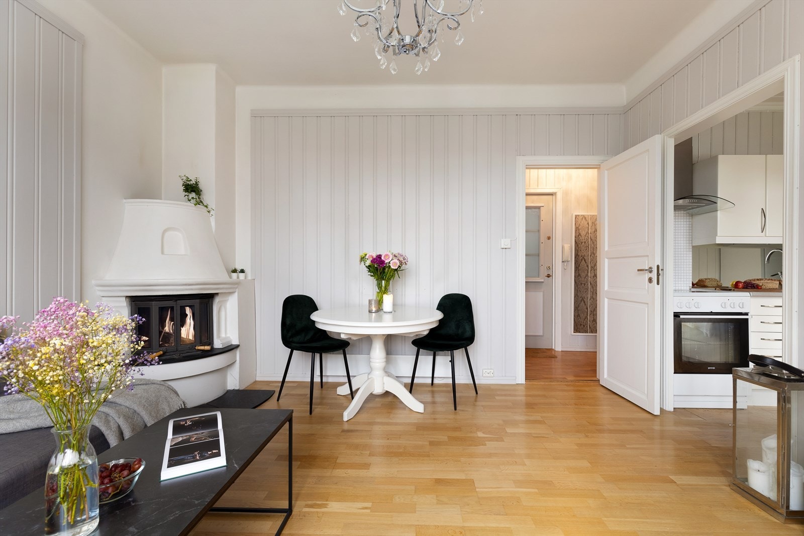 I stuen er det god plass til både sofagruppe og spisestue Galleribilde