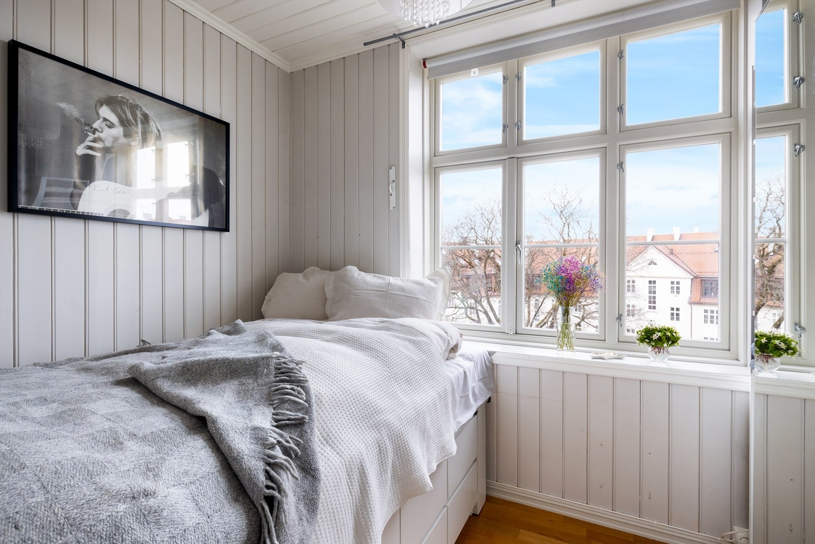 Her er det plass til seng på innsiden av døren på den ene siden av rommet... Galleribilde