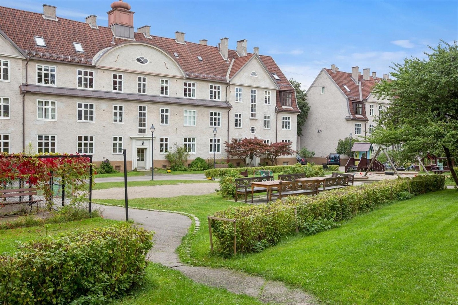 Det er beboerparkering i området. Borettslaget har også parkeringsplasser for utleie etter liste. Galleribilde