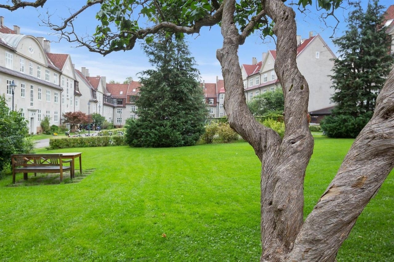 Det er kort vei til off.komm. i både Kirkeveien og Geitmyrsveien. Trikk ved Adamstuen Galleribilde