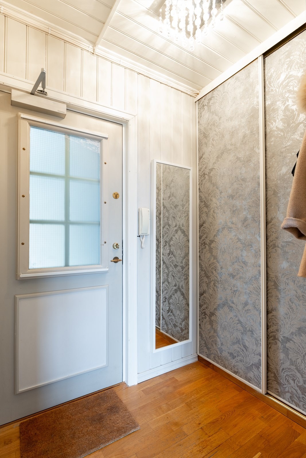 I entreen er det installert skyvedørsgarderobe Galleribilde