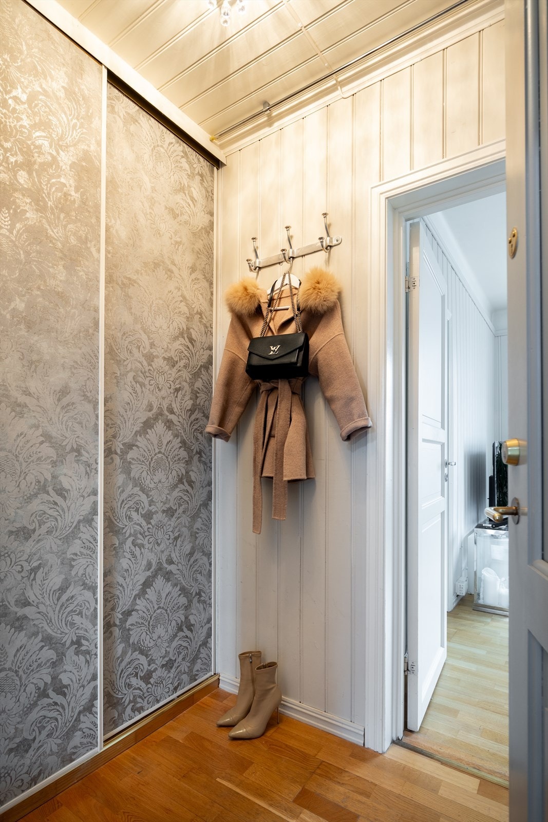 Her er det plass til alt man trenger av ytterklær og skotøy Galleribilde