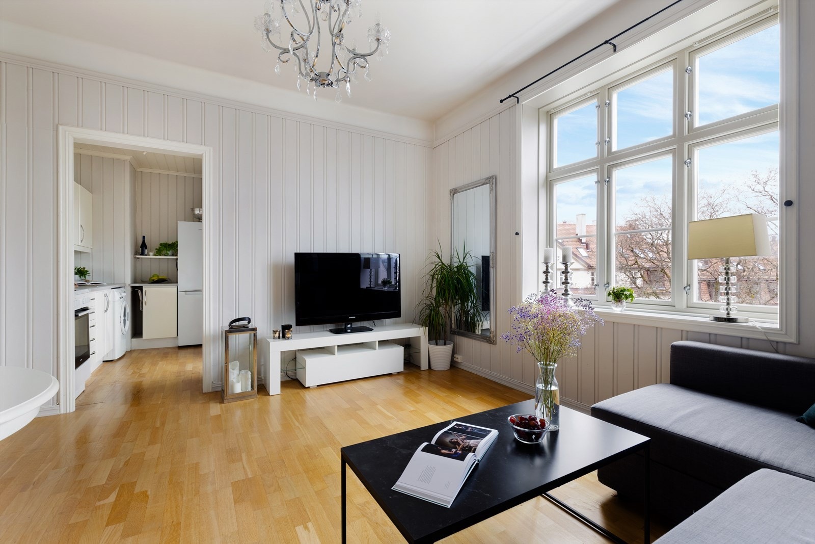 Selv på 33 kvm har boligen separat kjøkken og soverom uten at stuen oppleves som liten Galleribilde