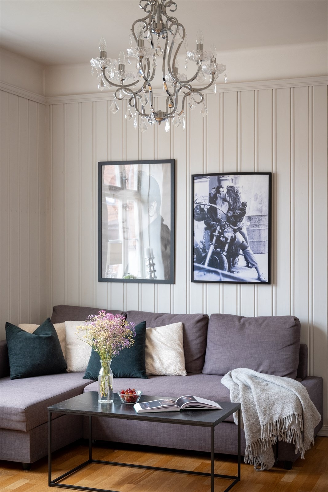 I stuen er det ca 2,8 meter takhøyde Galleribilde