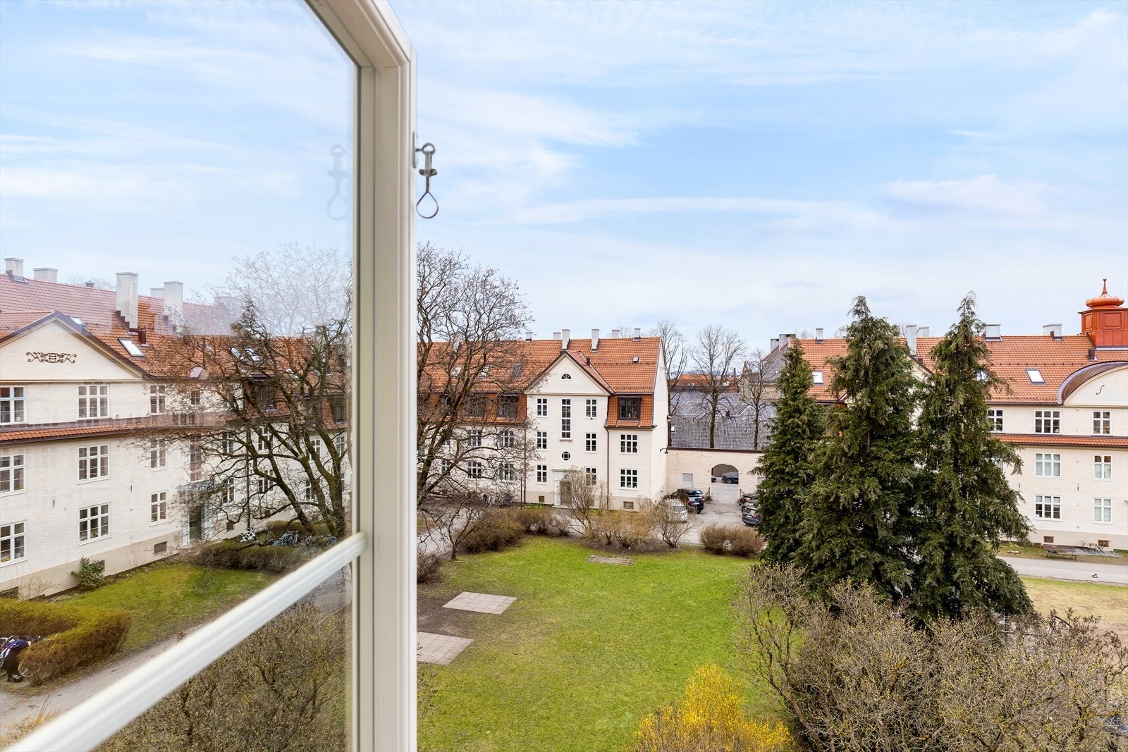 Fra stuen er det utsyn over den bakhagen Galleribilde