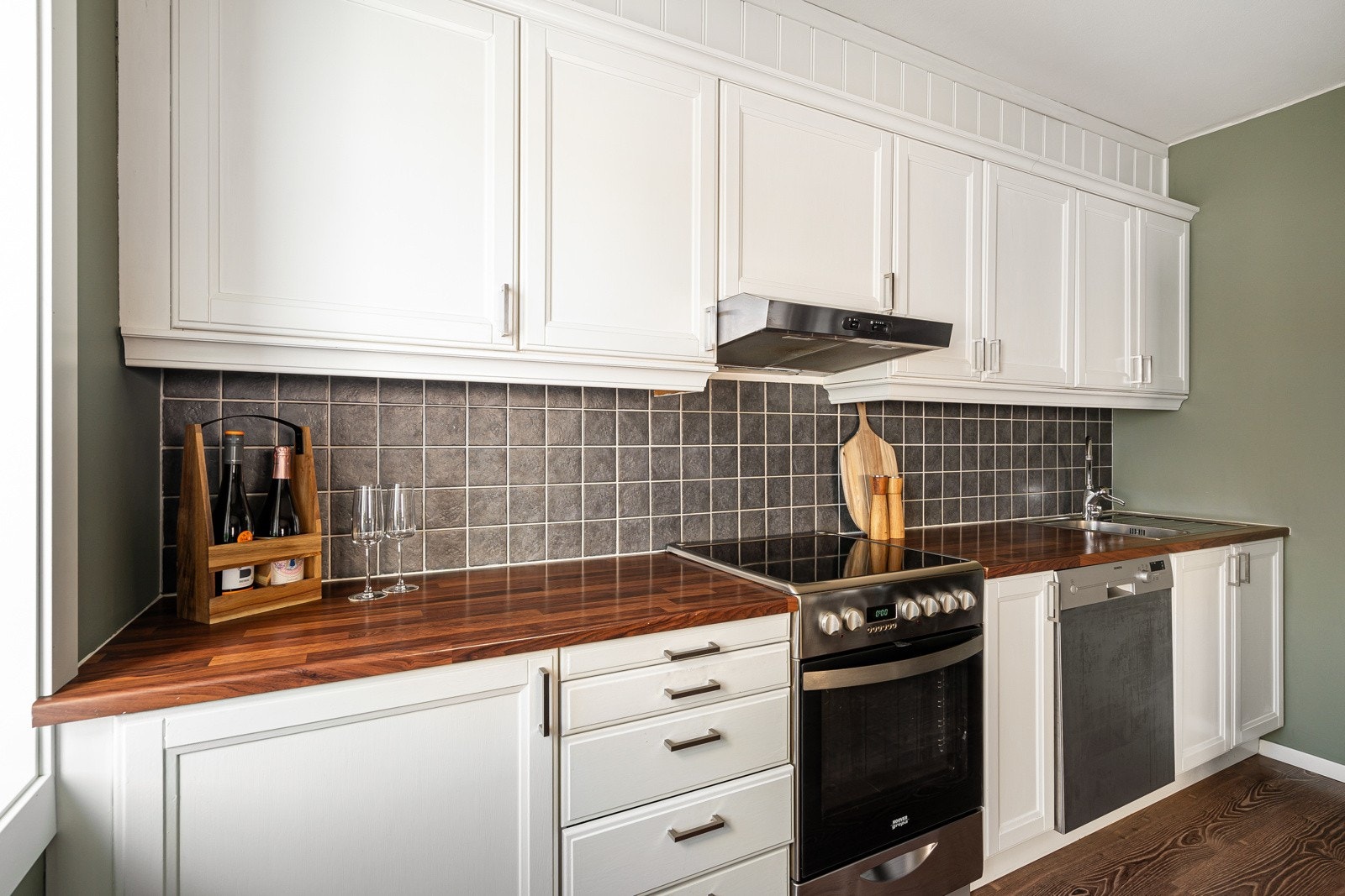 Kjøkkenet har en klassisk utforming med mye skap og benkeplass. Galleribilde