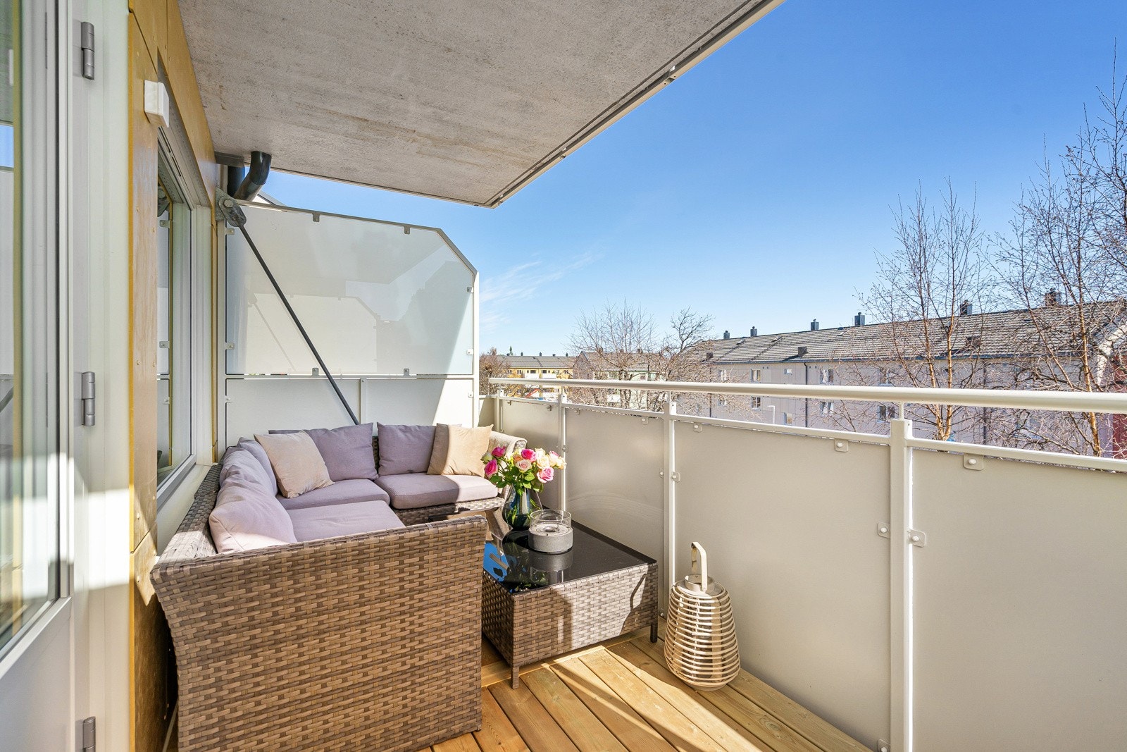 Leiligheten har en romslig balkong med god plass til utendørs møblement Galleribilde