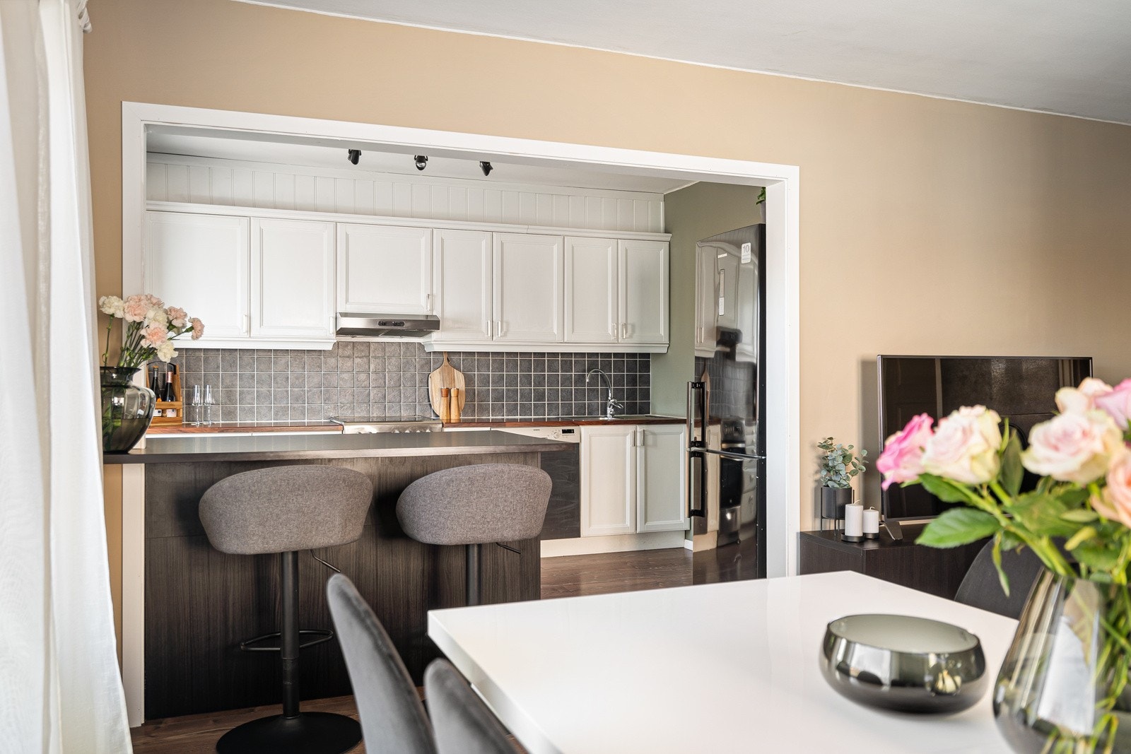 Det er åpnet mot kjøkkenet, for å skape en sosial atmosfære. Galleribilde