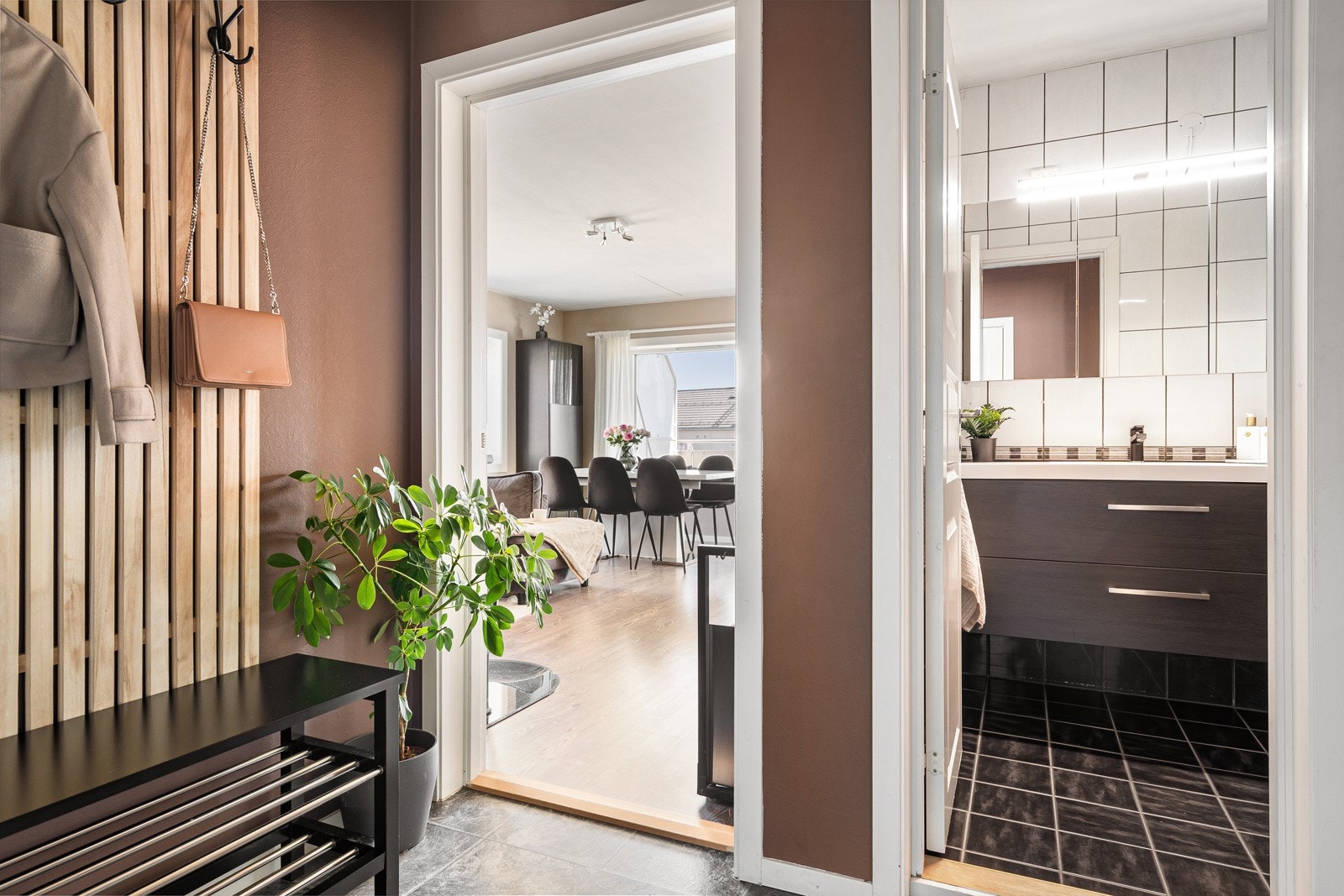 Innbydende entré med adkomst til soverom, toalett, baderom og stue. Galleribilde