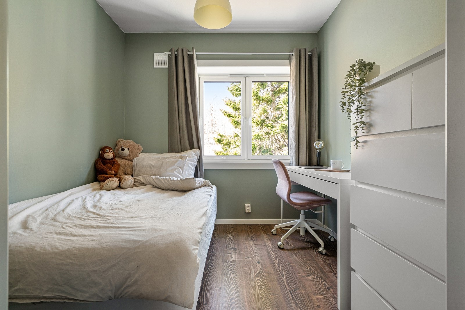 Det er god plass til seng, garderobe og arbeidsbord. Galleribilde