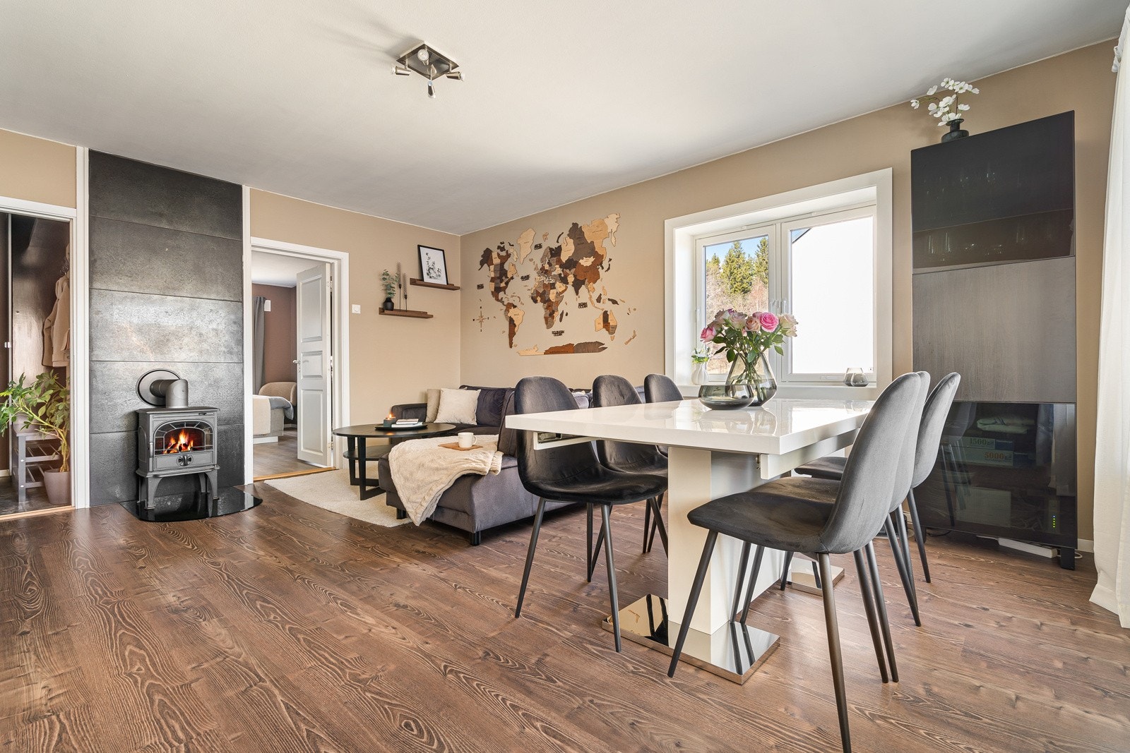 Det er naturlig plass til spisegruppe mellom stue og kjøkken. Galleribilde