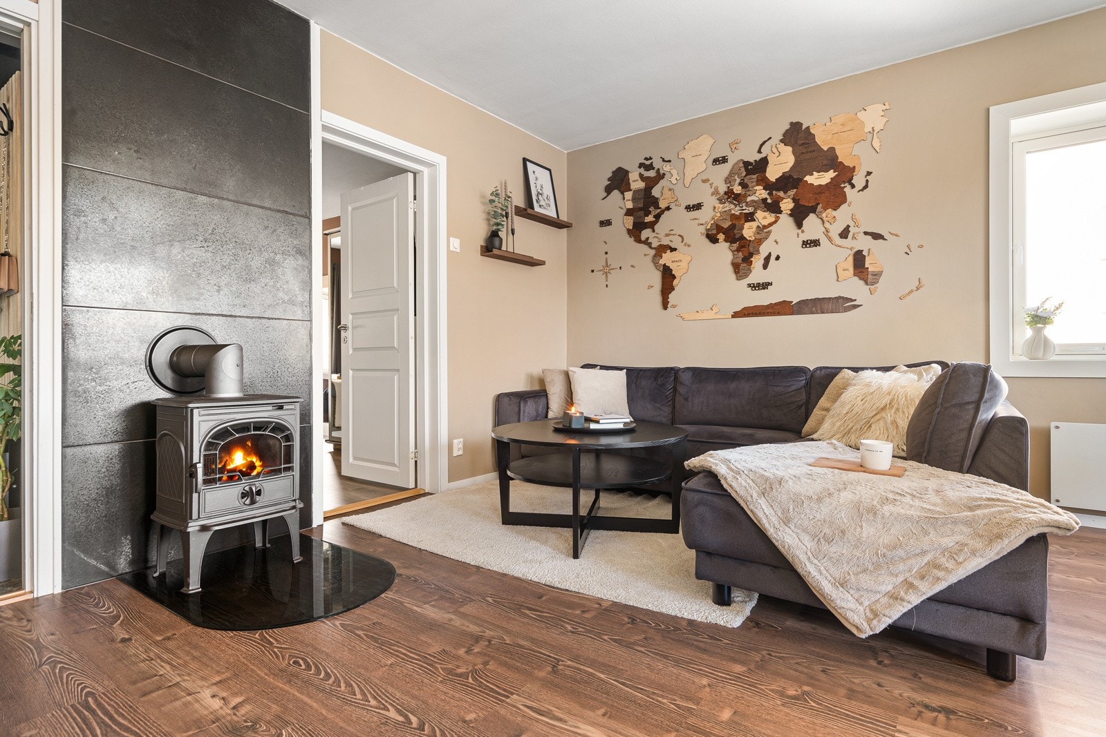 Leiligheten har en praktisk utforming som gir naturlige møbleringssoner. Galleribilde