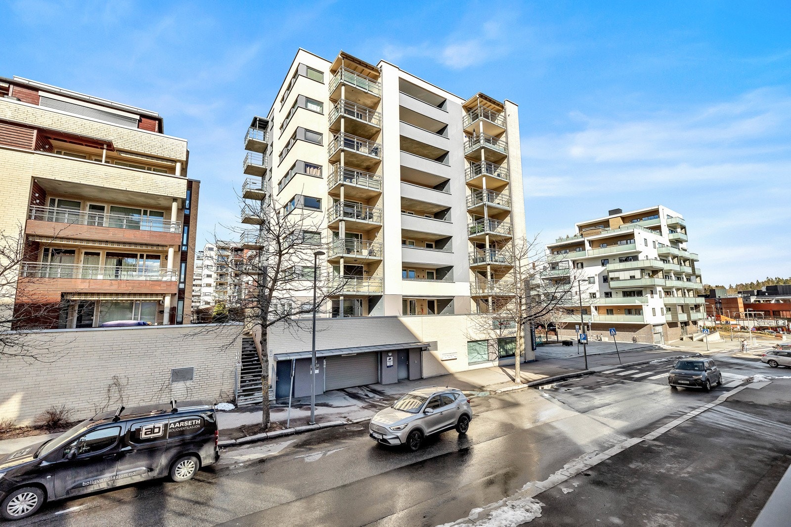 Parkering i gate etter gjeldende bestemmelser eller leie i apcoa p-hus i området. Galleribilde