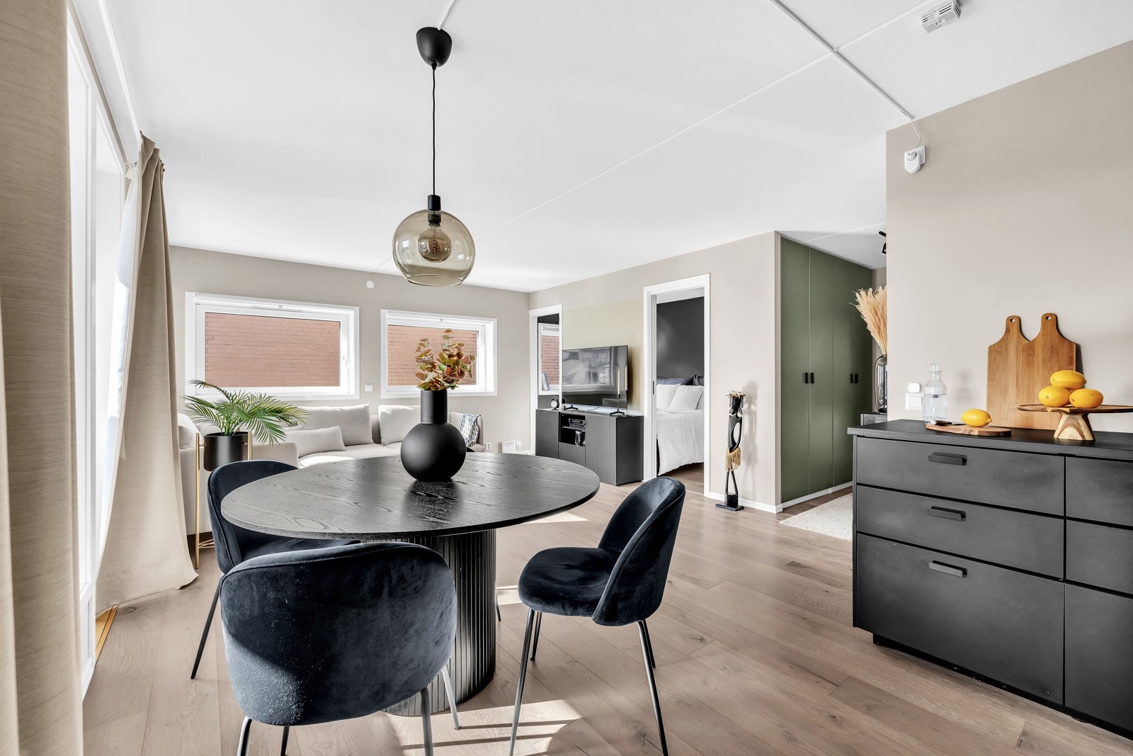 I tilknytning til kjøkken er det plass til spisebordet. Galleribilde