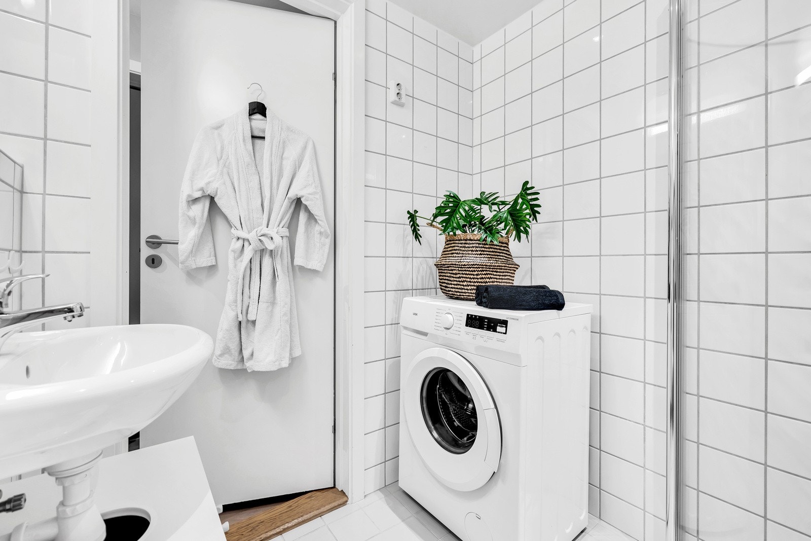 Opplegg for vaskemaskin på badet. Galleribilde