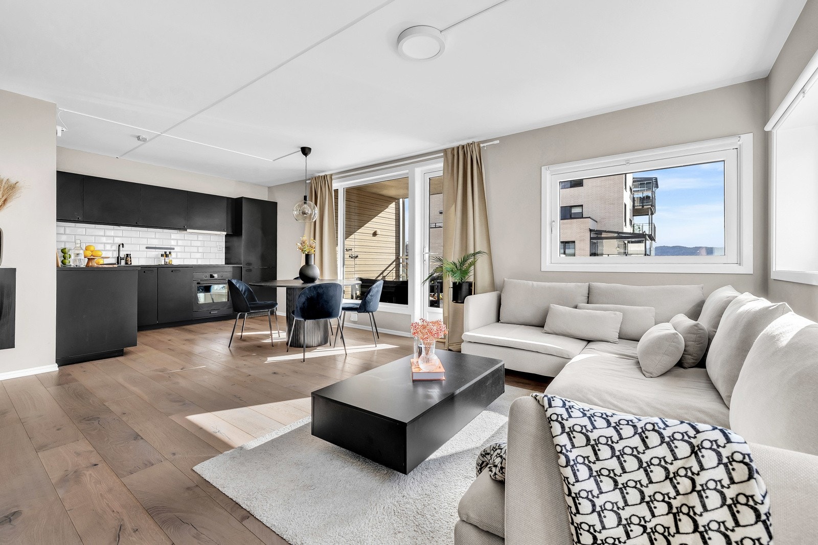 Moderne og lekkert allrom med stue og kjøkken i åpen løsning. Galleribilde