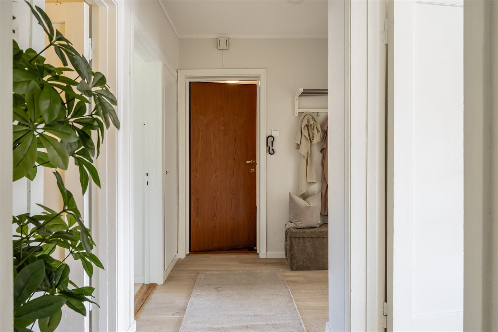 Entréen rommer 5,4m². Galleribilde