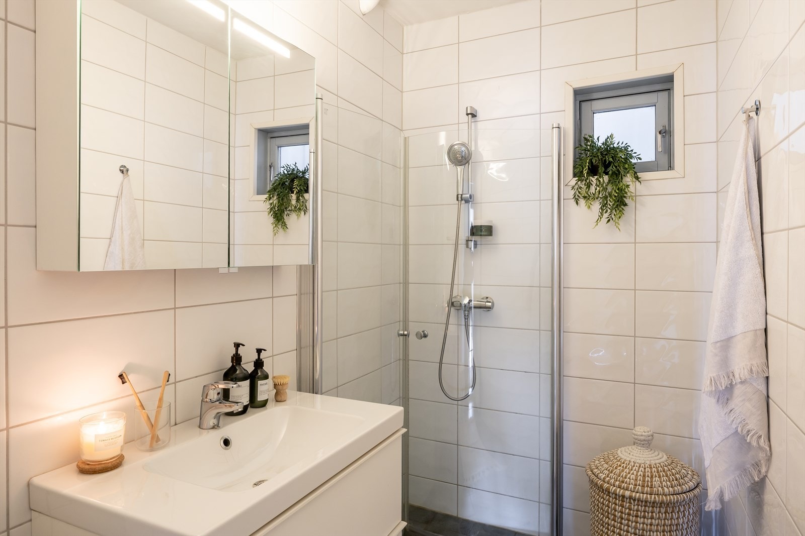 Badet er på 3,5m² og har flis på vegg og gulv. Galleribilde