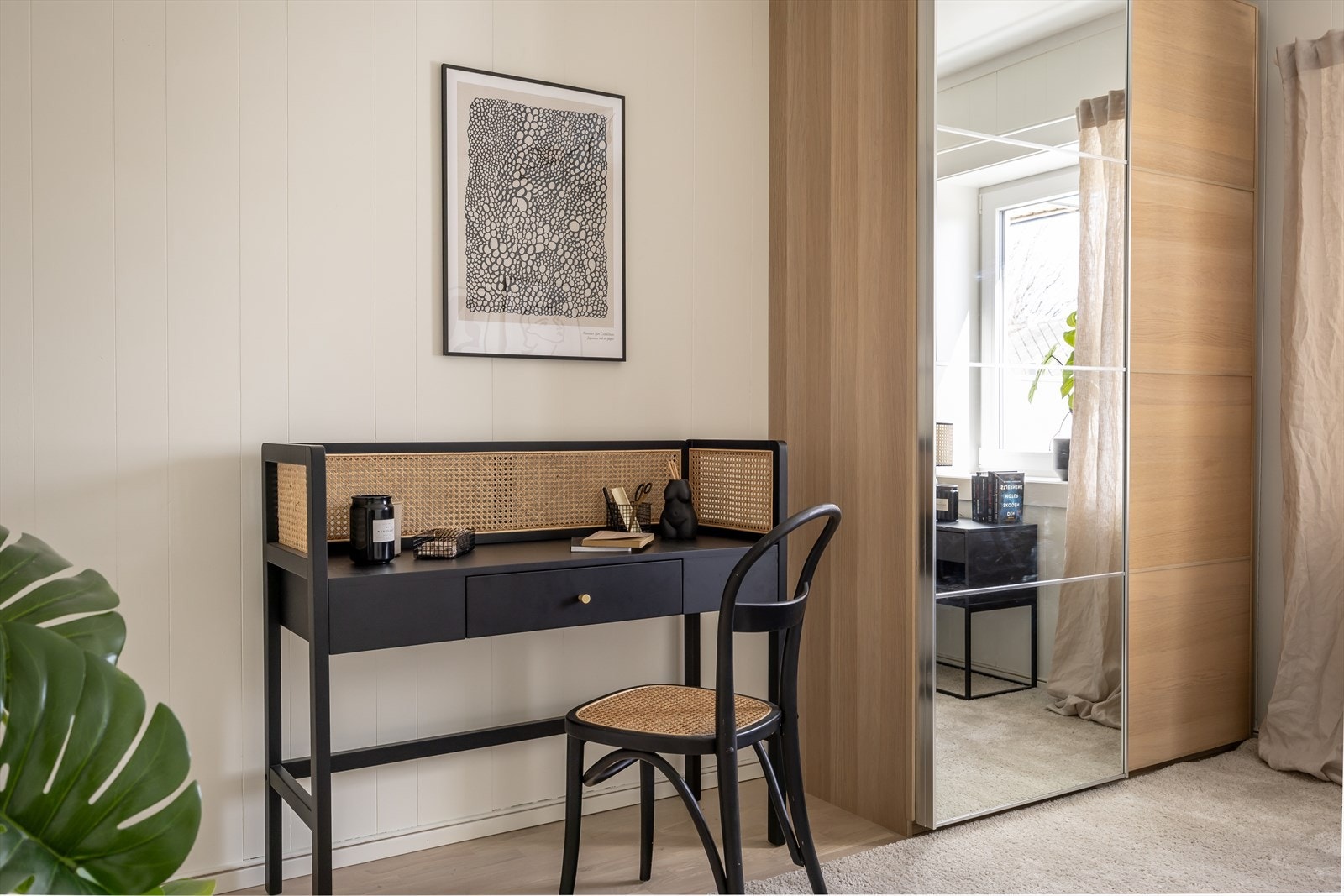I tillegg til seng og oppbevaringsløsning for klær er det god plass til skrivepult. Galleribilde