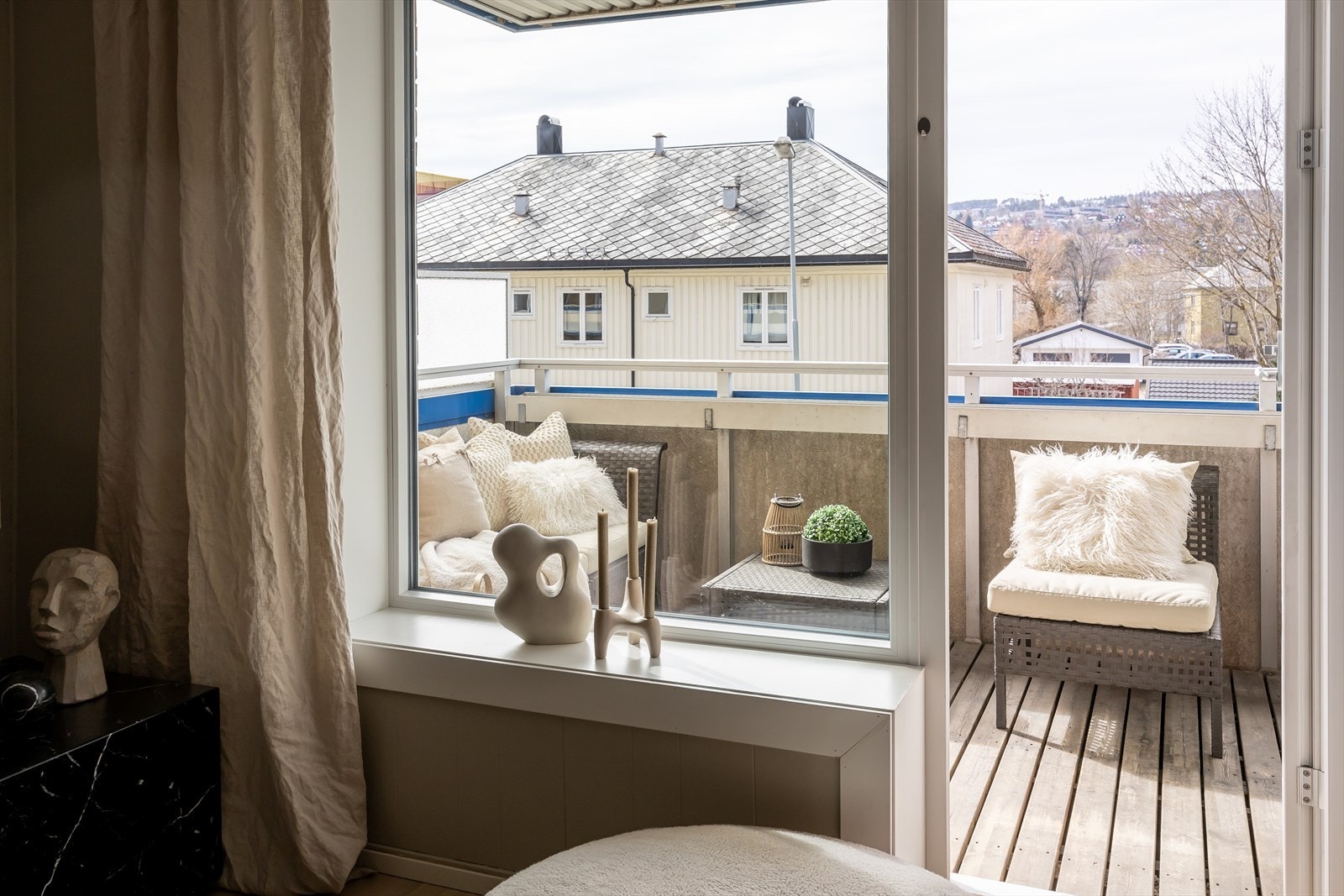 Fra stue er det direkte utgang til leilighetens balkong. Galleribilde