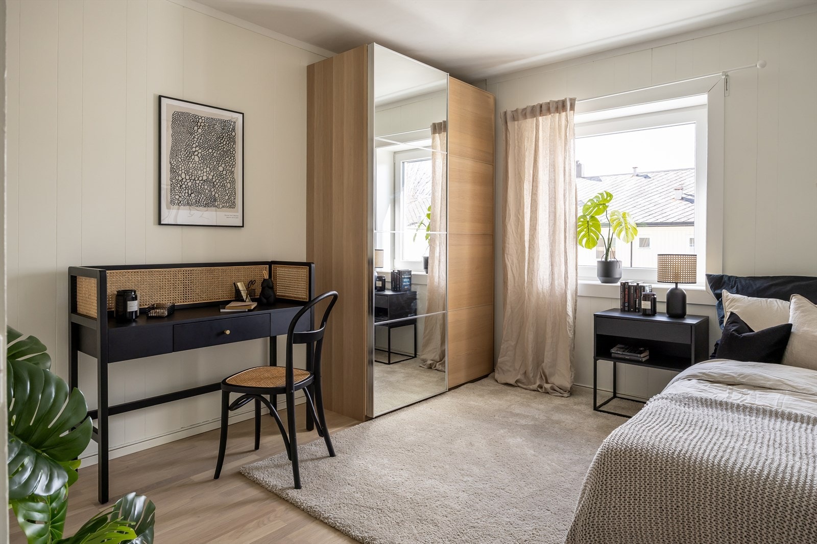 Det er god plass til ønsket sengestørrelse med tilhørende møblement. Galleribilde