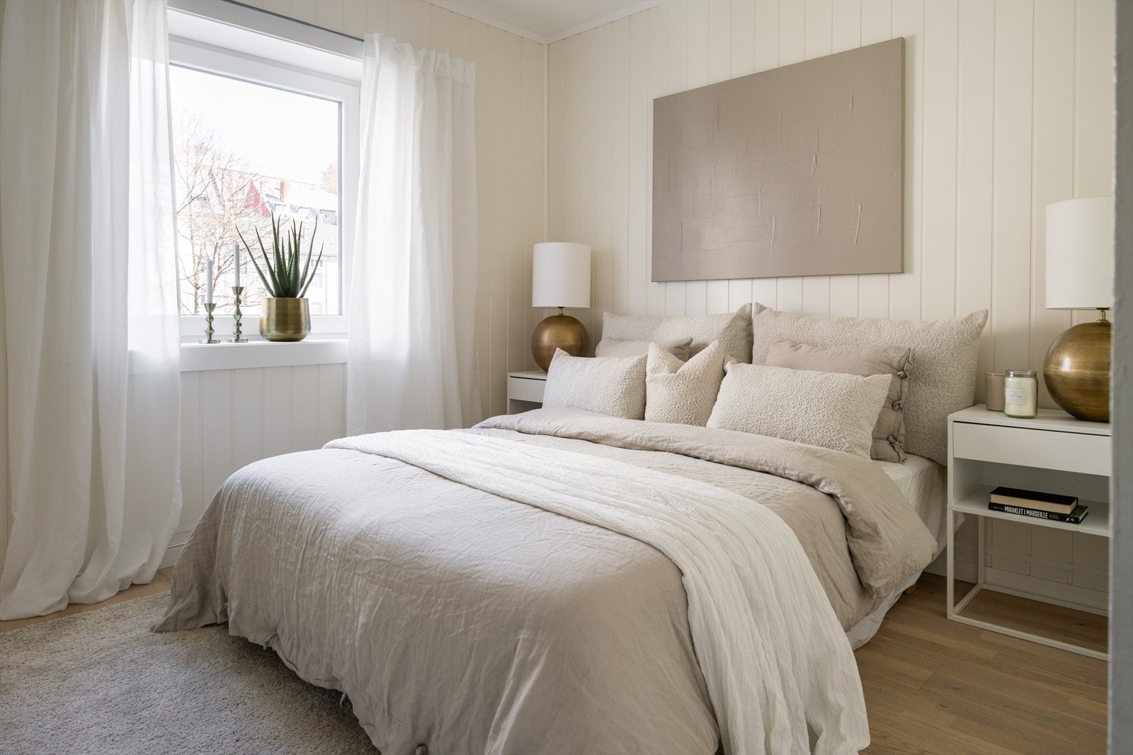 Det minste soverommet er på 10,5 m² og vender ut mot rolig bakgate. Galleribilde