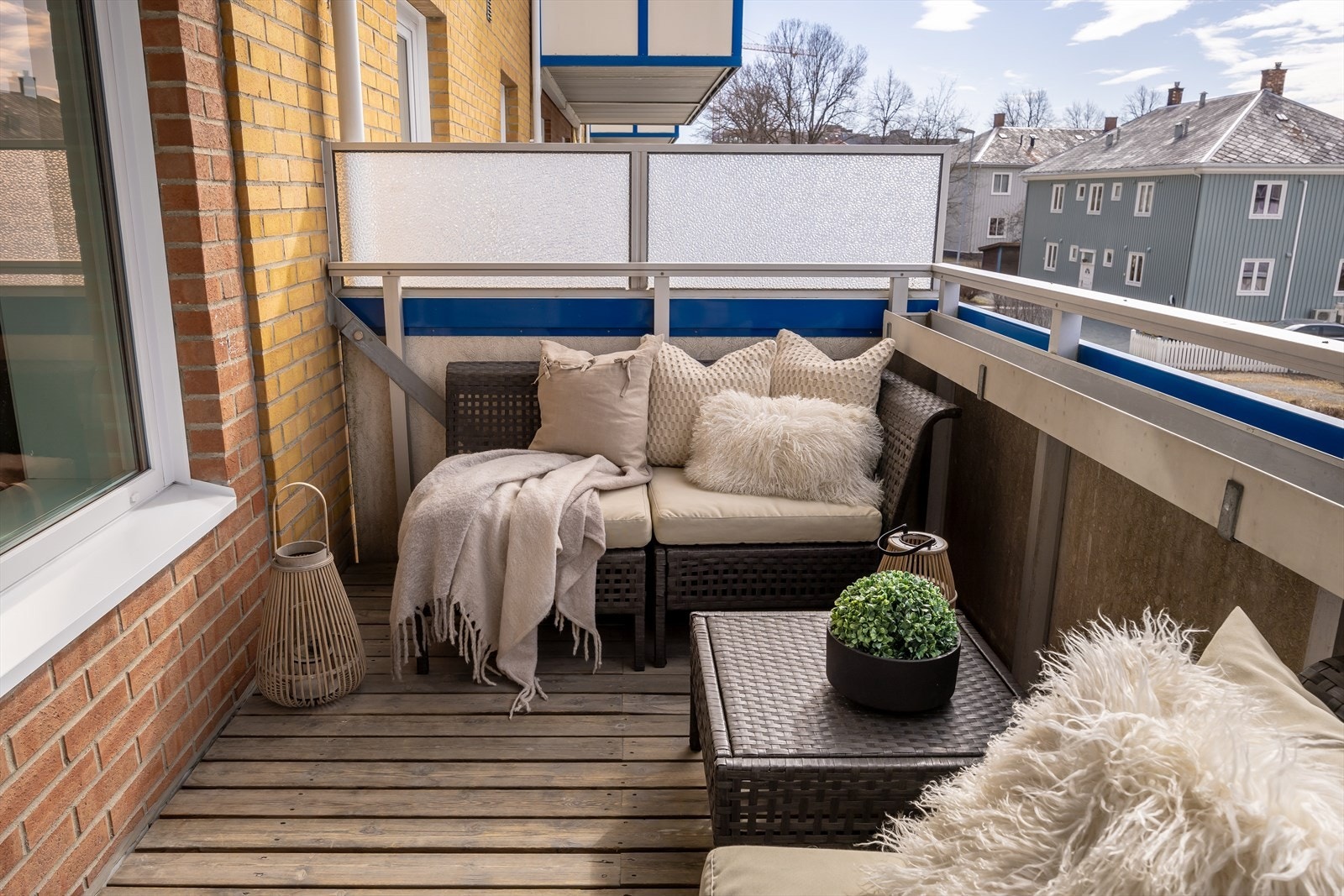 Balkongen er bygget med praktiske levegger som skjermer for både vind og innsyn fra naboene. Galleribilde