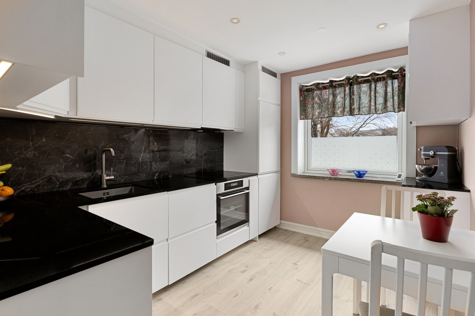 Innbydende kjøkken fra Ikea som har granittbenkeplater. Alt nytt 2021 Galleribilde