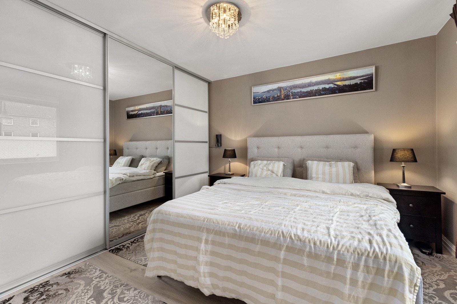 Garderobeløsning langs hele den ene veggen Galleribilde