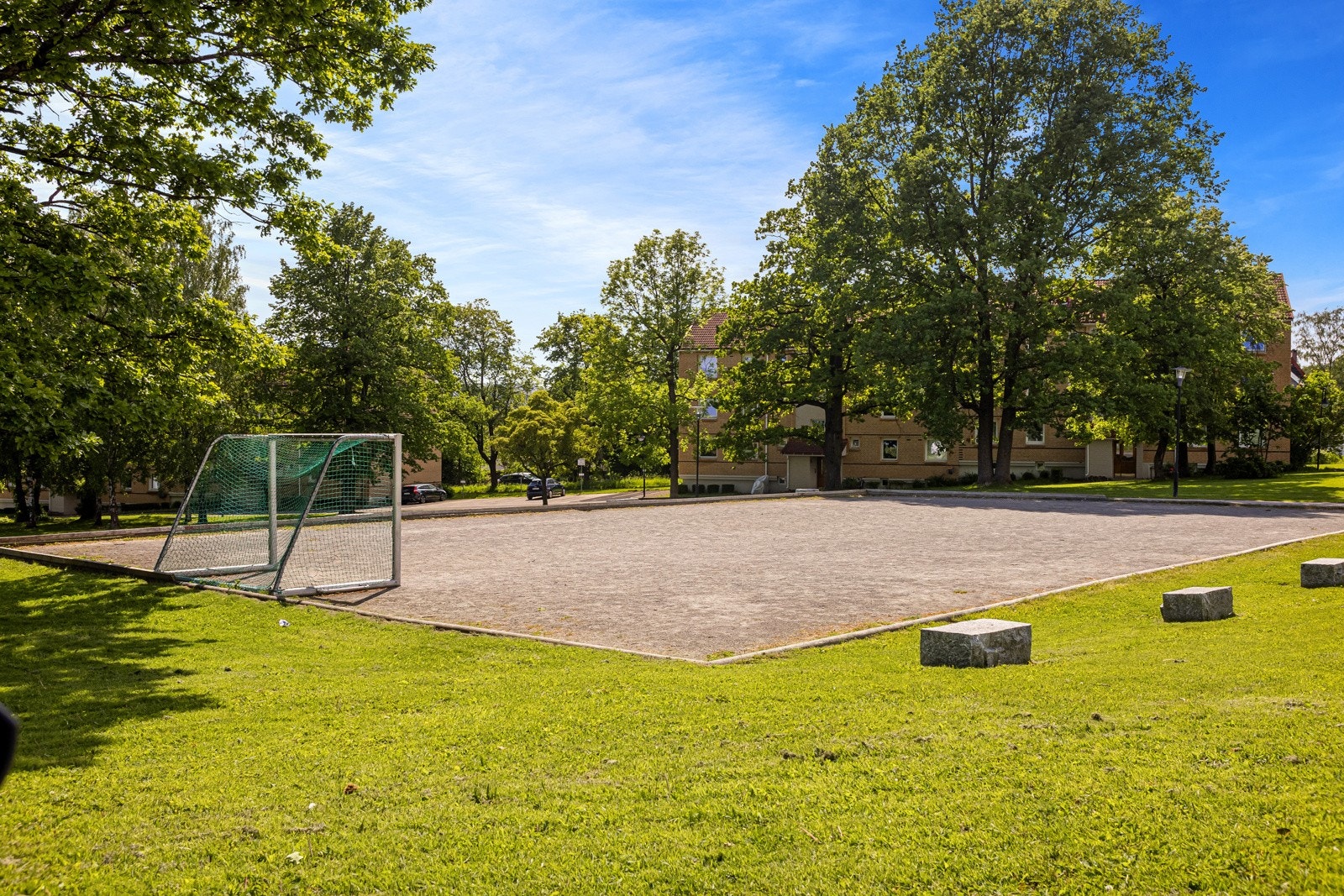 Grusbane for store og små. Lages skøytebane her av ildskjeler i nabolaget på vinterstid Galleribilde