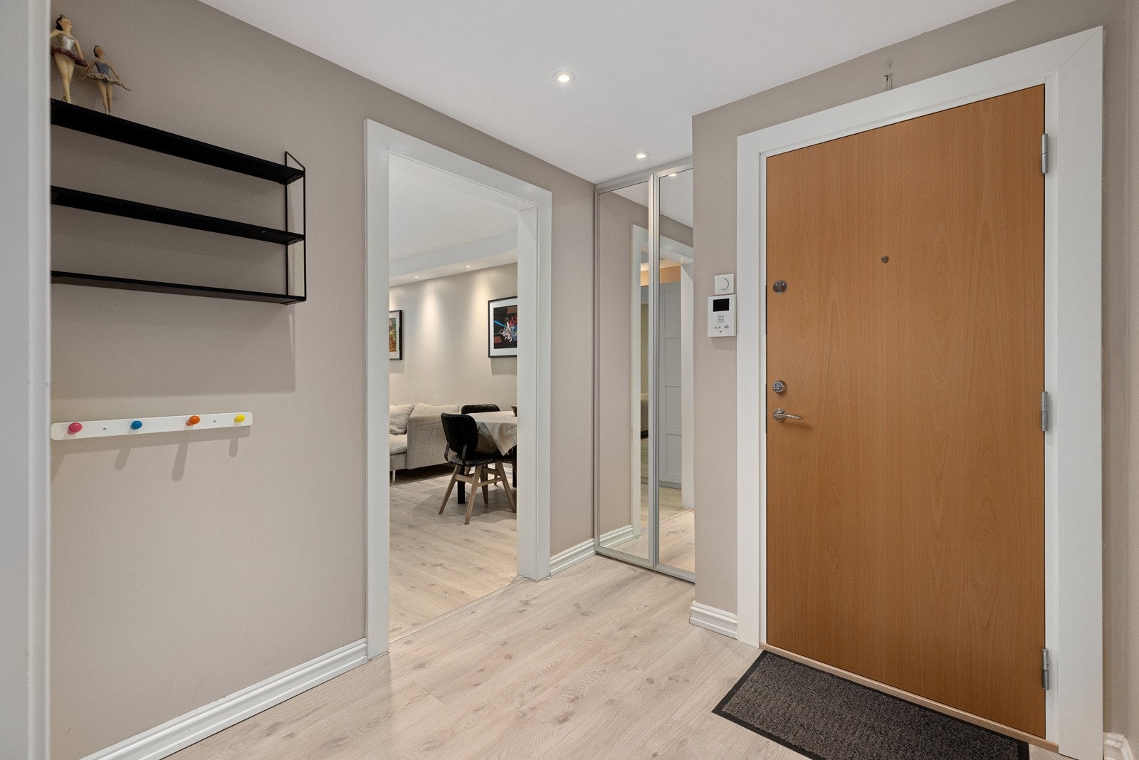 Entré med gulv varme og garderobeskap med speilfronter Galleribilde