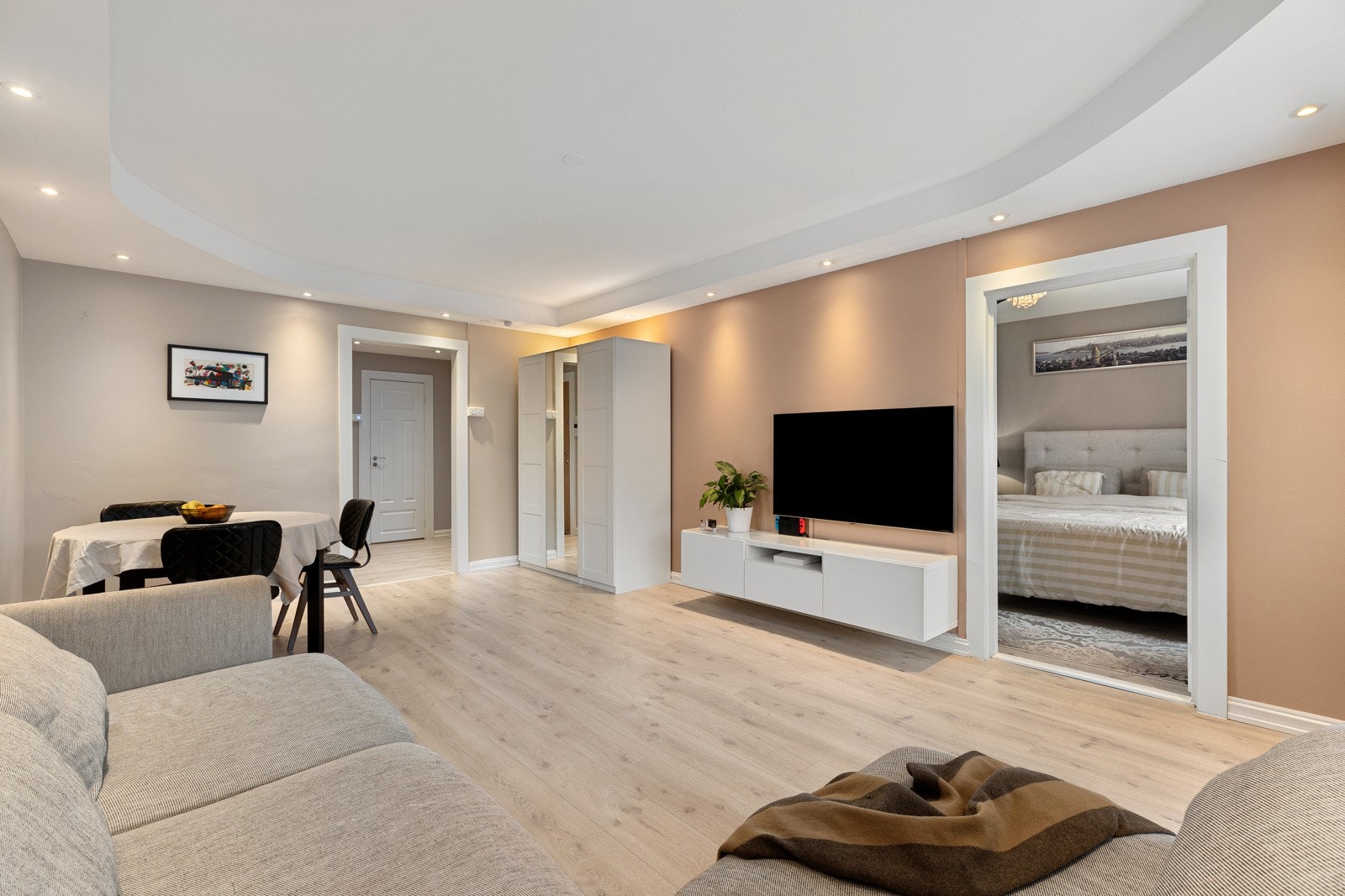 Stue med varme i gulvene, helsparklede vegger og nymalt himling med downlights. Grunnpakke internett inklusiv i felleskostnadene Galleribilde