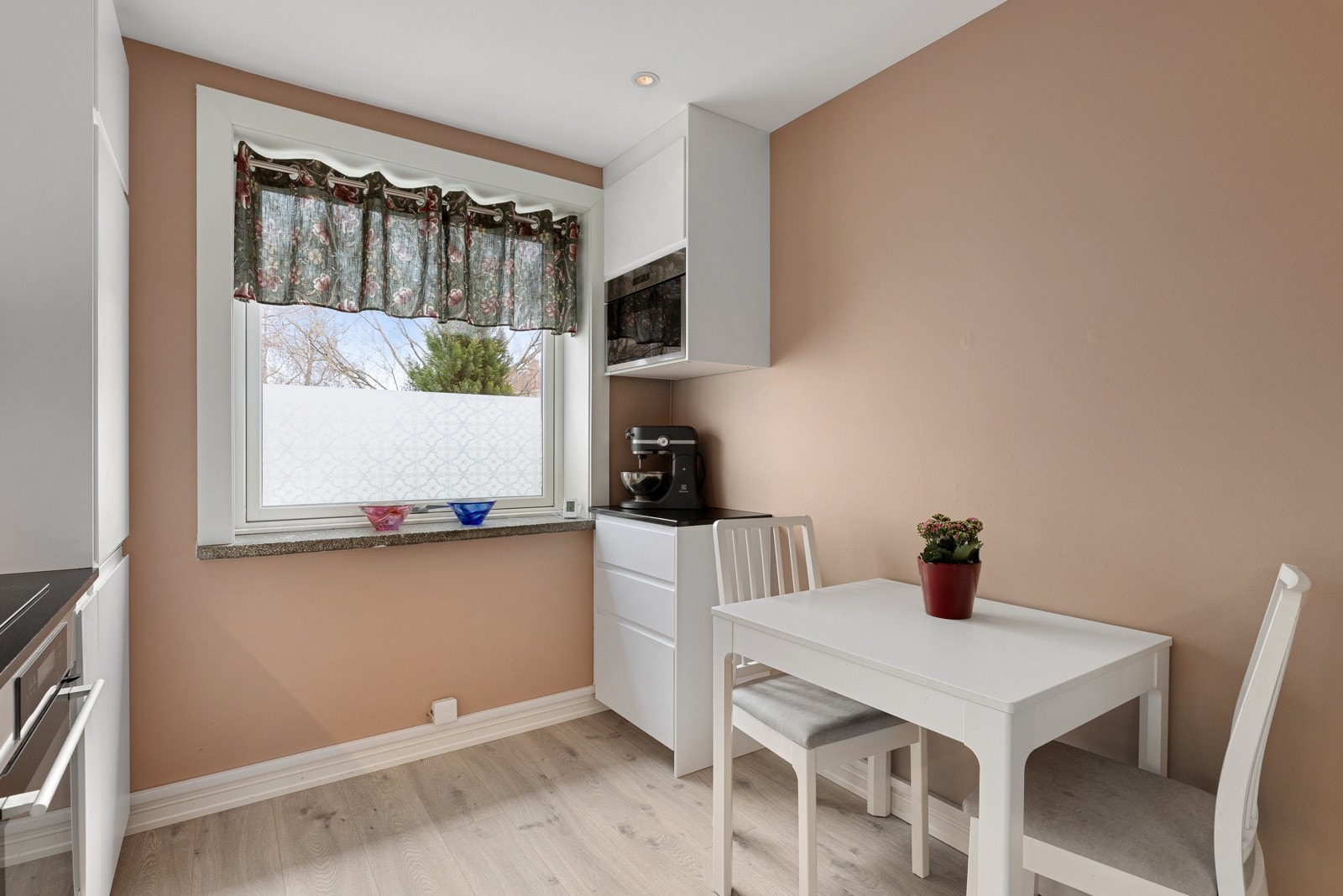 Mulighet for kjøkkenbord. Innredning med plass til kaffemaskin Galleribilde