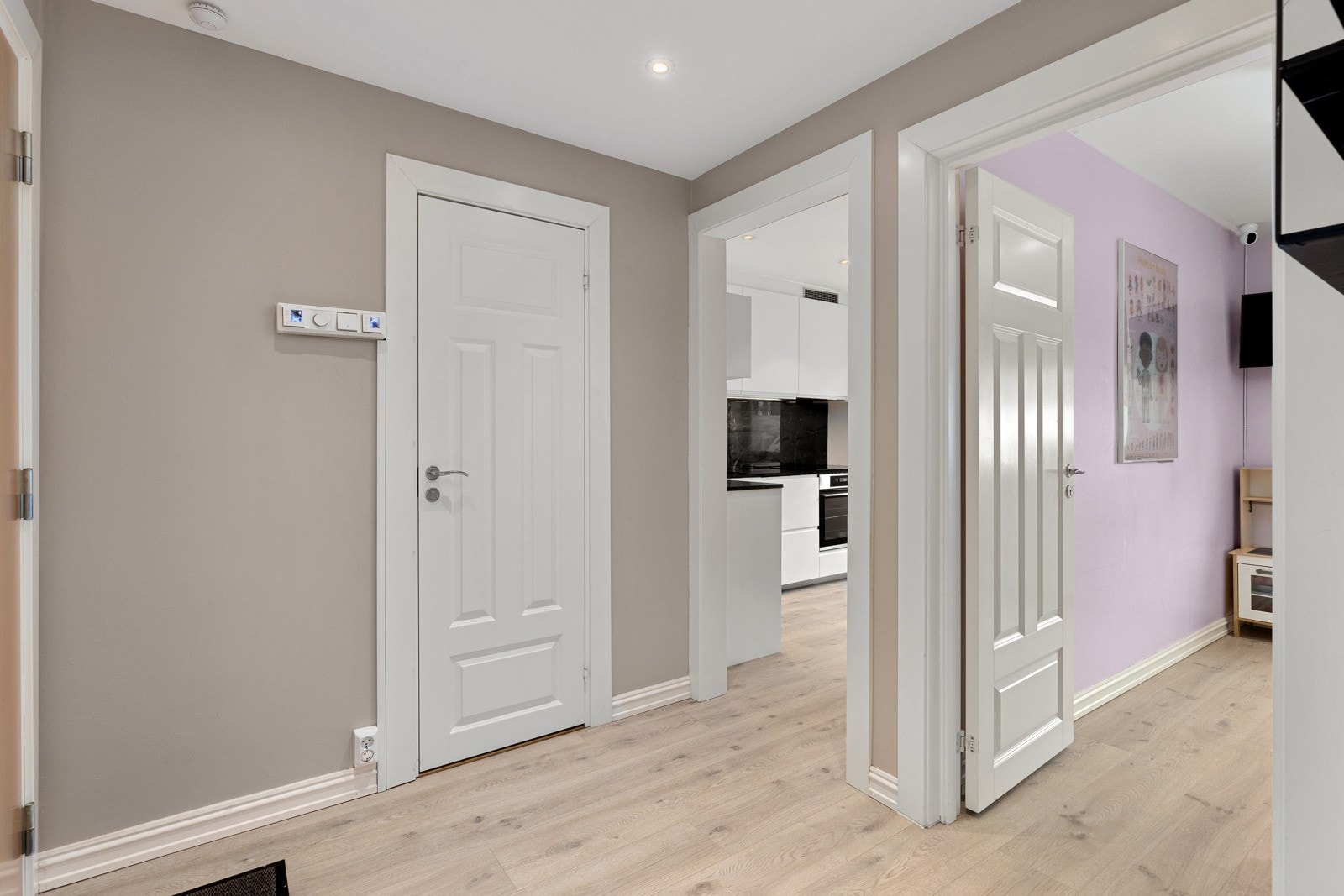 Entré med inngang til bad, kjøkken, soverom 2 og stue Galleribilde