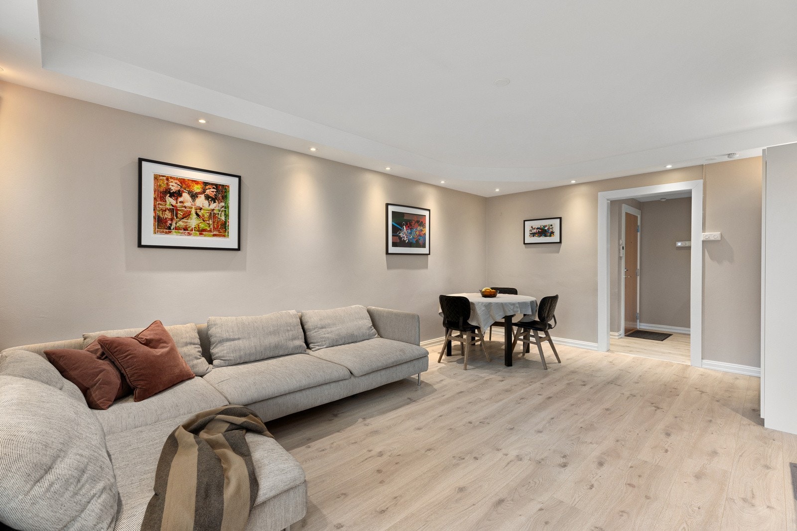 Stue med god plass til sittegruppe og spisebord Galleribilde