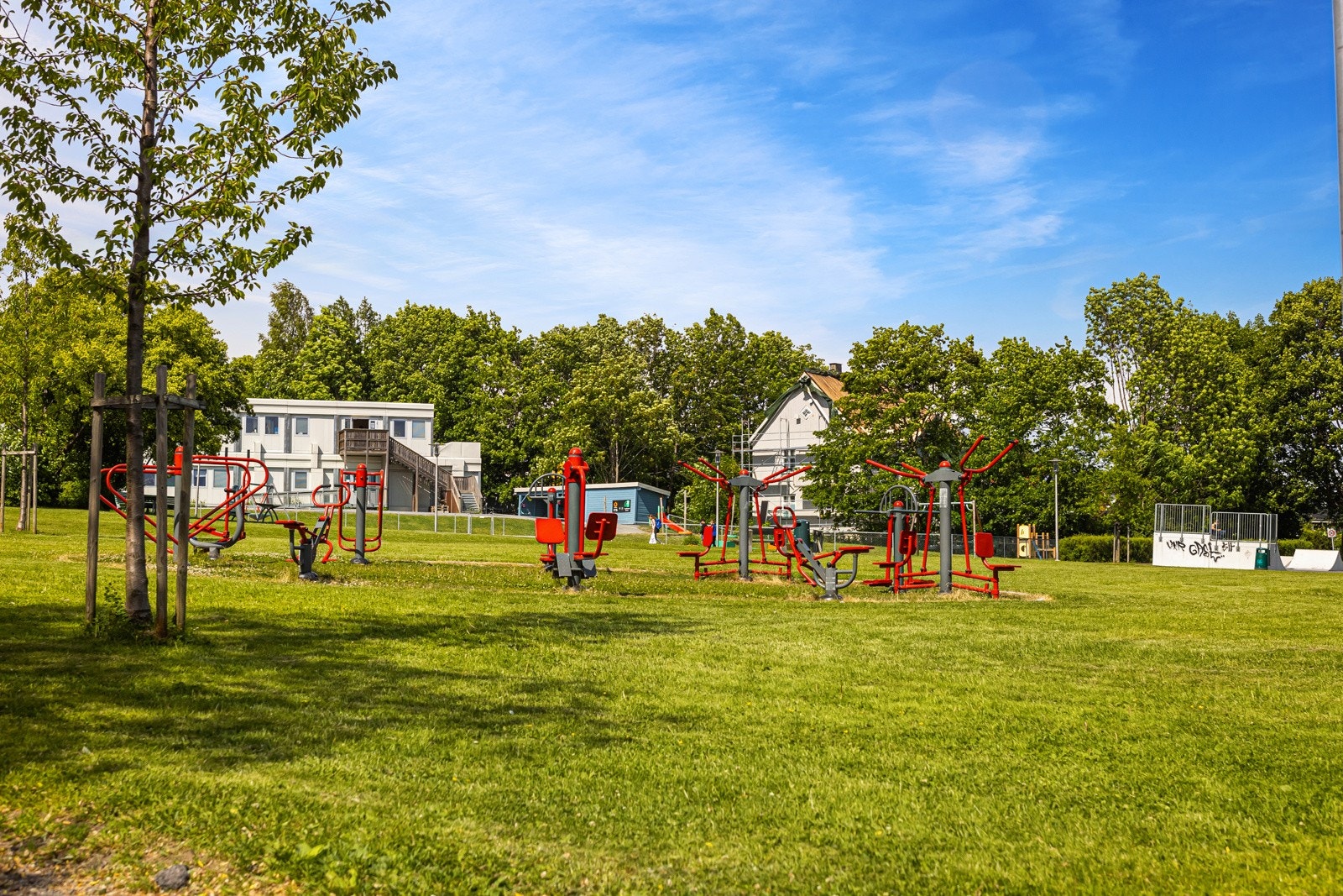 Teisenparken med treningsapparater og skatepark Galleribilde