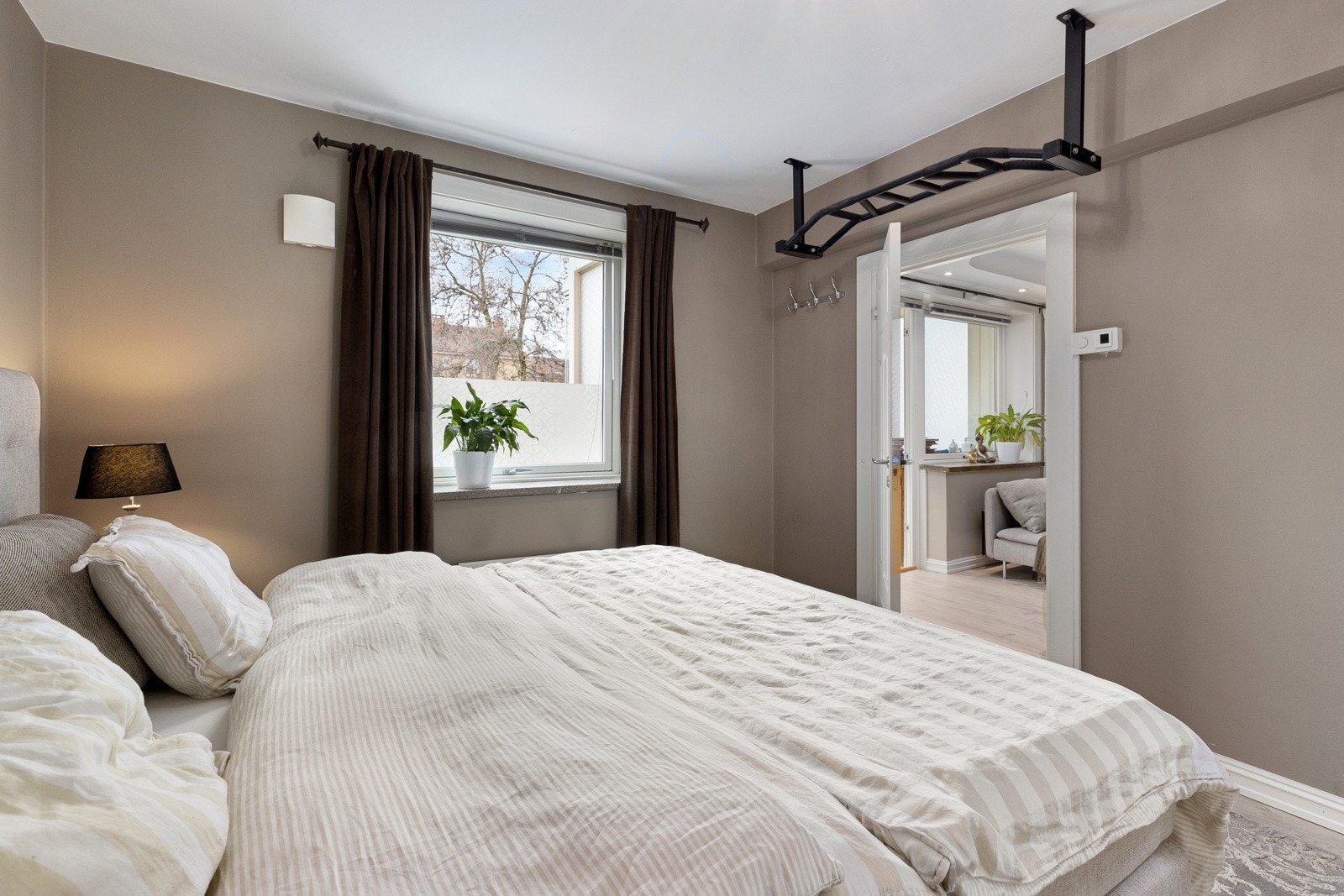 Hovedsoverom med treningsmuligheter i himling Galleribilde