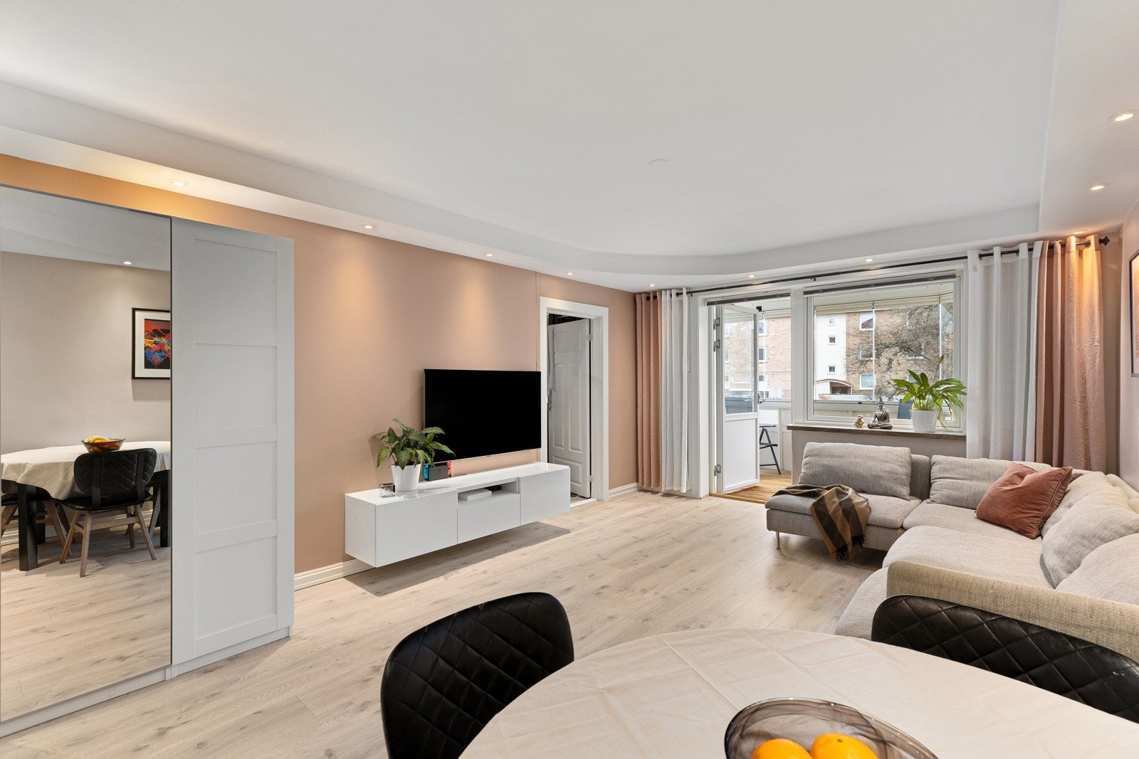 Ole Eirik Thunshelle i Privatmegleren ønsker velkommen til denne påkostede leilgiheten i Klosterheimveien Galleribilde