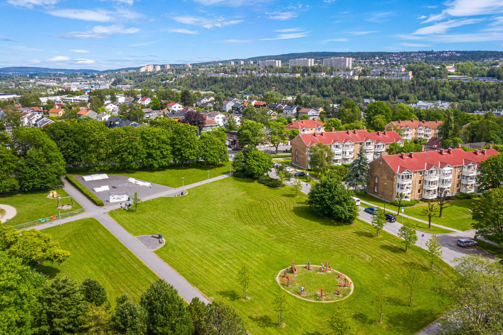 Teisen Park i sommerdrakt med Teisenparken midt i bildet Galleribilde