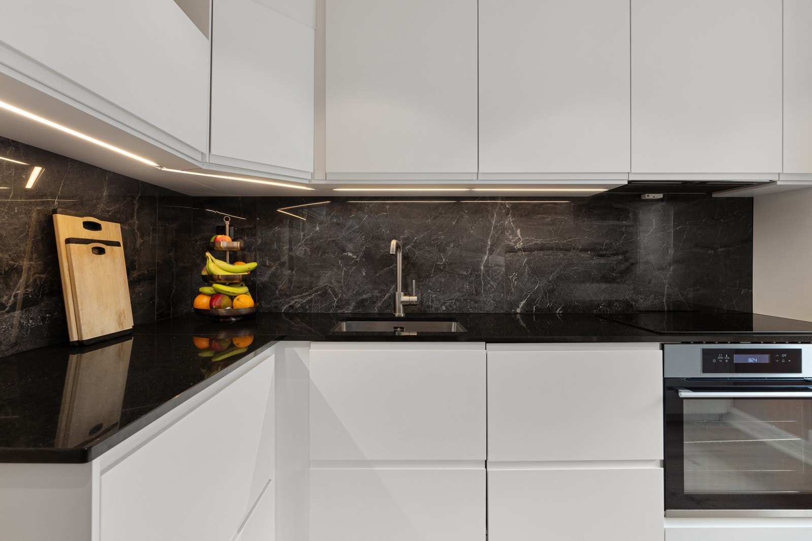 Integrerte hvitevarer og rikelig med skap og benkeplass Galleribilde