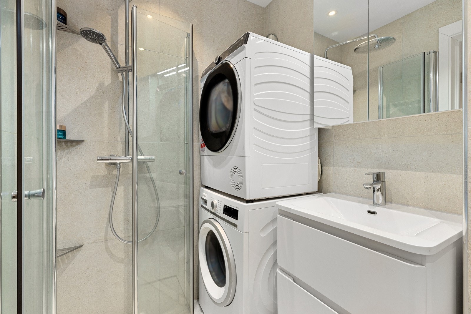 Dusjhjørne med plassbygde hyller. Opplegg for vaskesøyle Galleribilde