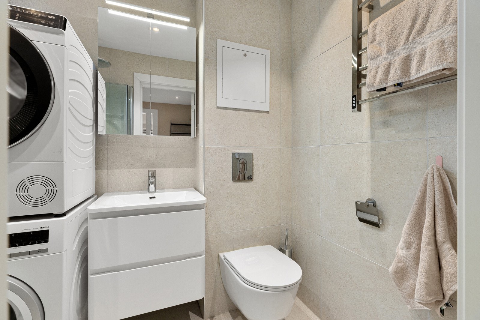 Totalrenovert bad 2021 - servant med over og underskap - vegghengt klosett med innmurt sisterne Galleribilde