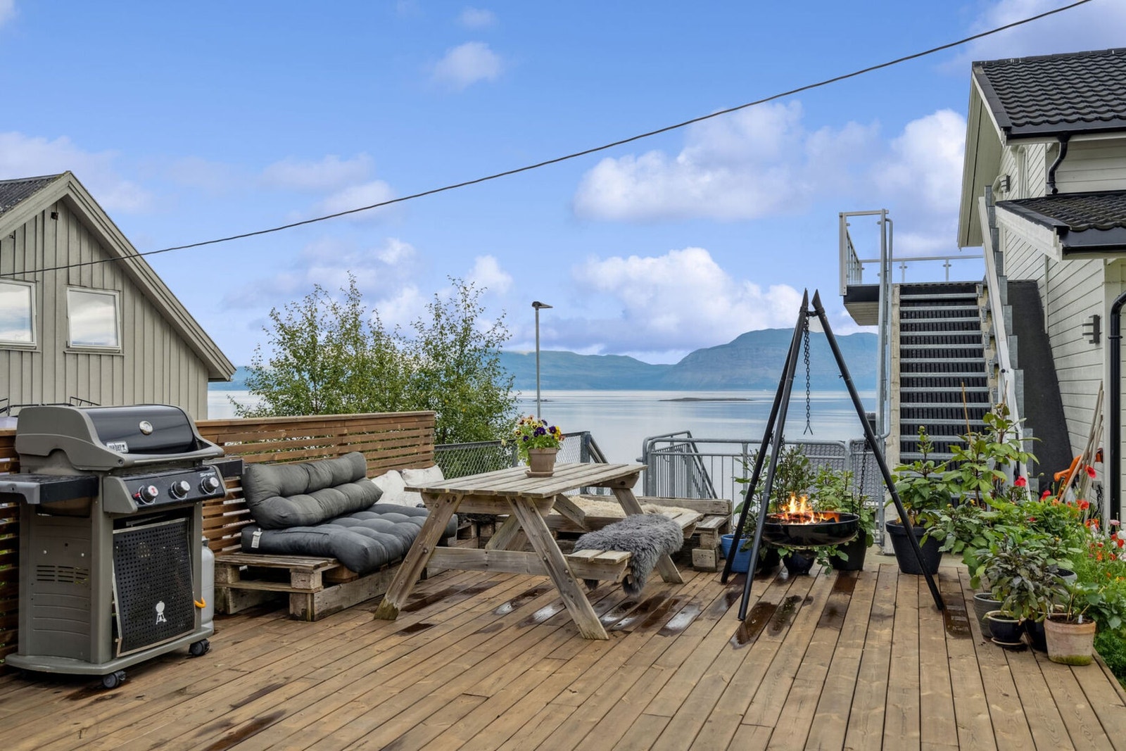 Sameiet har et flott opparbeidet fellesareal med bålpanne og hagemøbler. Galleribilde