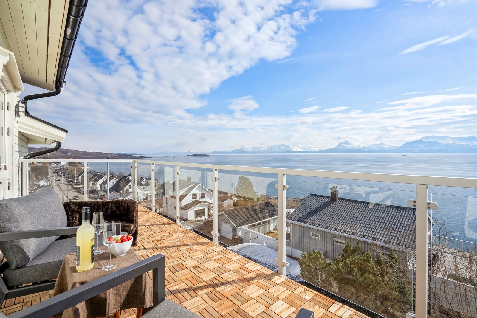 Fantastisk panoramautsikt ut mot Vågsfjorden fra leiligheten og uten innsyn. Galleribilde