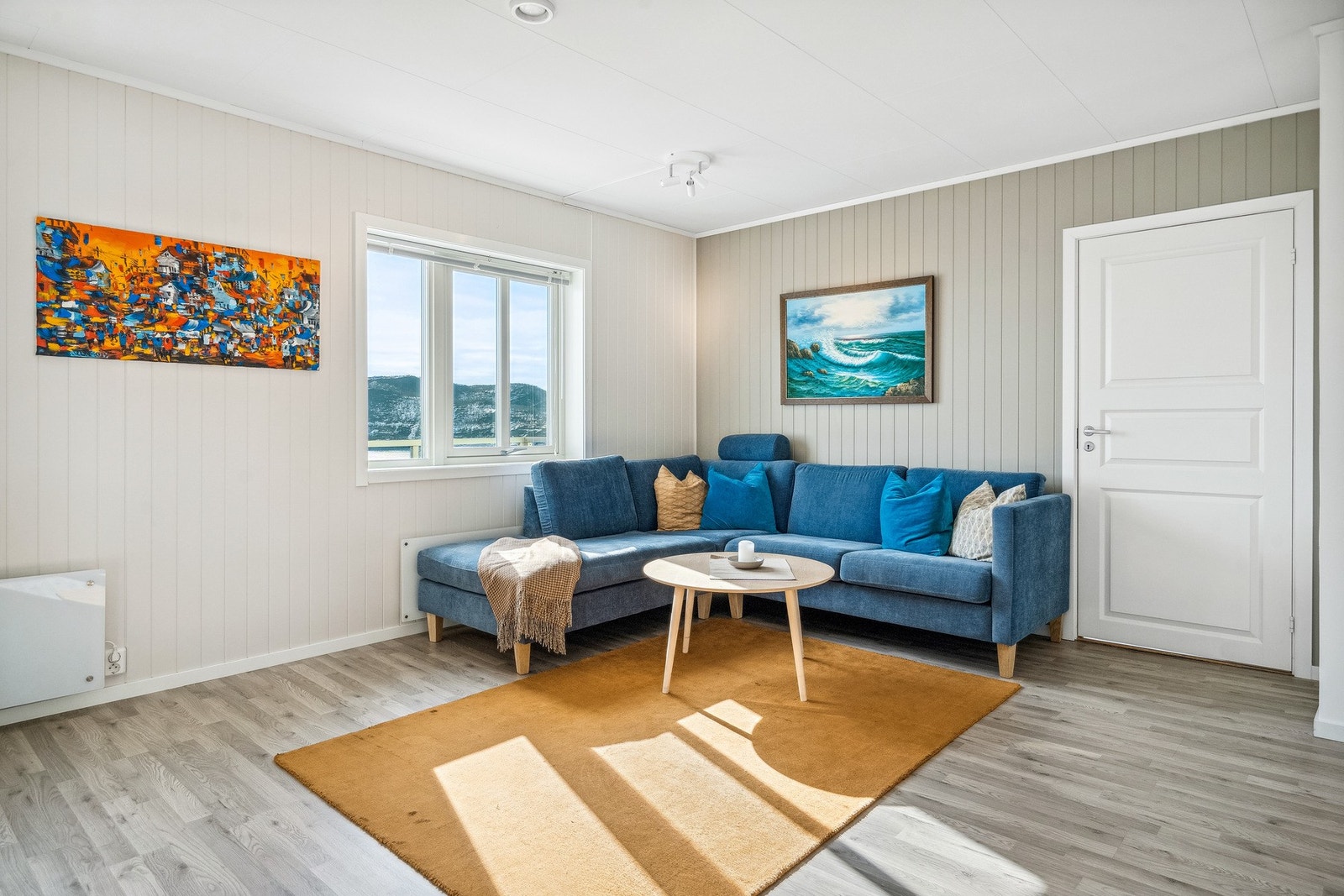 God plass til stor sofragruppe. Galleribilde