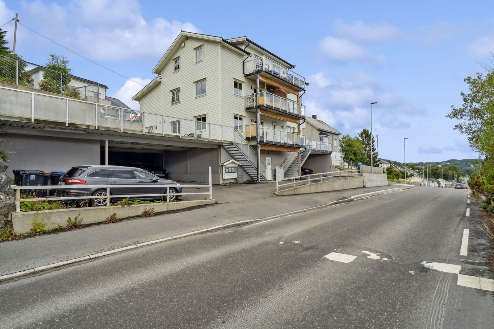 Fasade sett fra veien, man disponerer også 2 parkeringsplasser i carport samt egen innvendig sportsbod i kjeller. Galleribilde