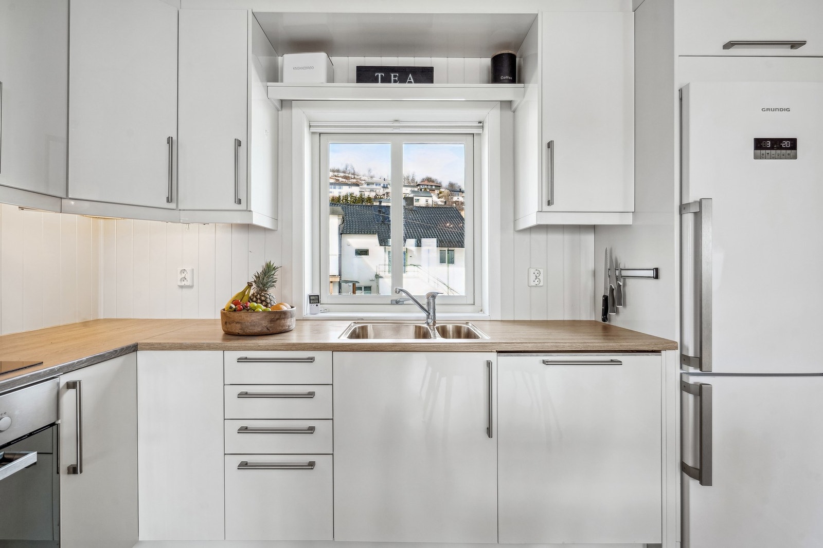 Vindu vender ut mot felles uteområde for sameiet. Galleribilde